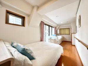 a small bedroom with a bed and a sink at Nishiwaseda 501 in Tokyo