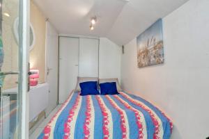 バツ・シュル・メールにあるMaison Batz-sur-mer piscineの小さなベッドルーム(青い枕のベッド付) +17枚の写真