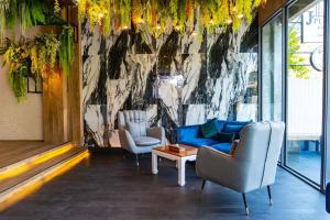Predel za sedenje v nastanitvi J PLACE HOTEL