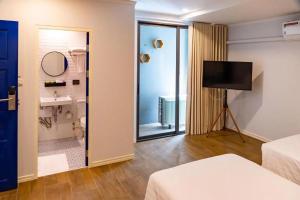 Postelja oz. postelje v sobi nastanitve J PLACE HOTEL