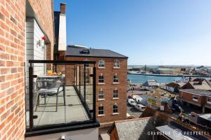 - Balcón con silla en la parte superior de un edificio en Harbour View by Grandeur Property, en Poole