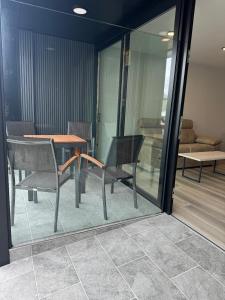 een eetkamer met een tafel, stoelen en een bank bij Apartamentos Turísticos Vidal Costa in Foz