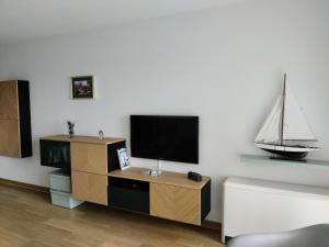 TV a/nebo společenská místnost v ubytování Le char à voile + 10 fotografií