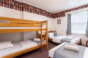 Postel nebo postele na pokoji v ubytování St Athans Hotel