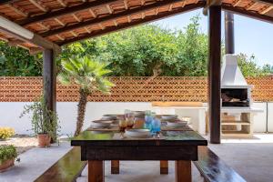 A garden outside Villa Dema, sea front & beach 20 mt