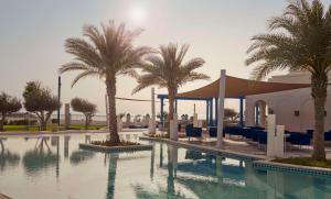 Sundlaugin á Hilton Salwa Beach Resort and Villas eða í nágrenninu