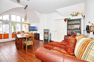 un soggiorno con un divano e un tavolo di Strandpalais Wohnung 11b a Kühlungsborn