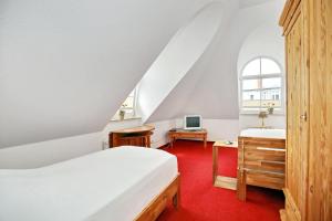 una camera da letto con un letto e una scrivania con un computer di Strandpalais Wohnung 11b a Kühlungsborn