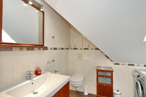 un bagno con lavandino e WC di Strandpalais Wohnung 11b a Kühlungsborn Altre 18 foto