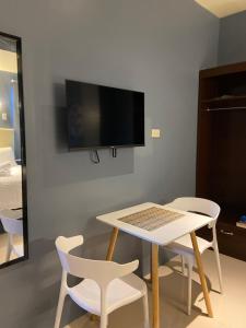 TV a/nebo společenská místnost v ubytování IAO Boutique Hotel