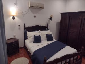 ein Schlafzimmer mit einem Bett mit blauen und weißen Kissen in der Unterkunft LA MAMA in Mercedes + 60 Fotos