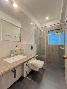 Uma casa de banho em Rainforest Enclave, Arpora - 10 mins to Baga beach