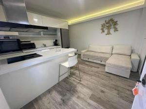 cocina pequeña y sala de estar con sofá en Blue Fish, en Pefkohori 17 fotos más