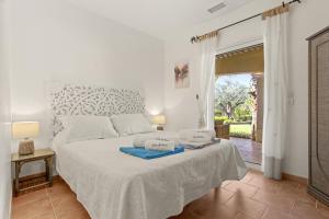 ein Schlafzimmer mit einem Bett mit zwei Handtüchern darauf in der Unterkunft Villa D'Amour - Golfe de St Tropez in Préconil + 26 Fotos