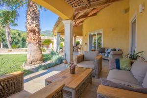 eine Außenterrasse mit Sofas und einem Tisch in der Unterkunft Villa D'Amour - Golfe de St Tropez in Préconil