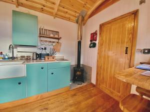 Gallery image of Romantic Nature Retreat, Luxury Glamping & Stargazing Views - Dragonfly Shepherd Hut in Leominster