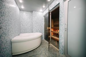 חדר רחצה ב-Rixwell Viru Square Hotel