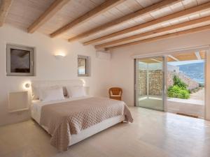 Posteľ alebo postele v izbe v ubytovaní Donum Dei Seaside Suites & Villa