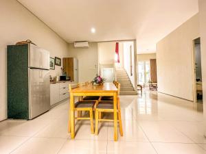 Dapur dan meja makan di Royal Residence Surabaya Barat