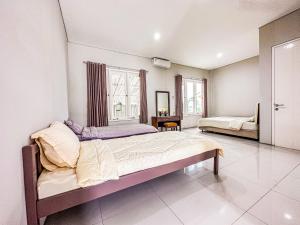 Kamar dengan tempat tidur queen di Royal Residence Surabaya Barat