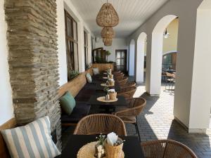 a row of tables in a restaurant with a stone wall w obiekcie Resort-Restaurant Stilec w mieście Kamenný Újezd