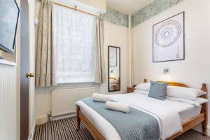 Postel nebo postele na pokoji v ubytování St Athans Hotel