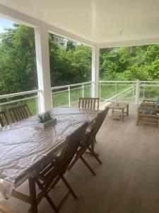 A balcony or terrace at Au vert, proche des plages