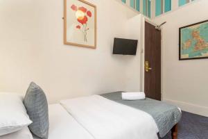 Postel nebo postele na pokoji v ubytování St Athans Hotel