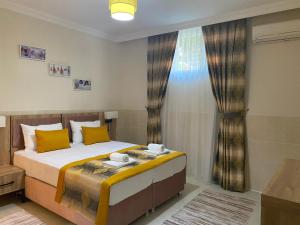 Ένα ή περισσότερα κρεβάτια σε δωμάτιο στο Alfa Apart Hotel +51 φωτογραφίες