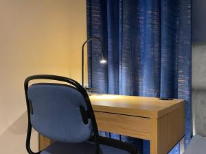 escritorio con silla frente a una ventana en Superior Baltea 2 rooms, 1 bedroom, Beach 800m, Air Condition! Terrace, en Gdansk