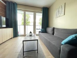 una sala de estar con un sofá y una mesa en Superior Baltea 2 rooms, 1 bedroom, Beach 800m, Air Condition! Terrace, en Gdansk