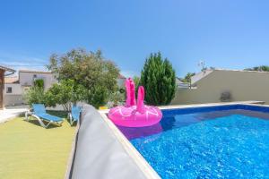 - une piscine avec un jouet gonflable rose dans l'établissement Villa Cap mer 17, à Saint-Palais-sur-Mer