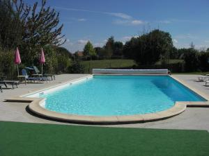 Bazén v ubytování Les 4 Saisons nebo v jeho okolí