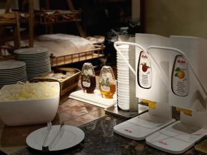 Zestaw do parzenia kawy i herbaty w obiekcie Wellness- und Familienhotel Egger