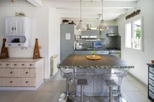 Una cocina con encimera y taburetes. en Vacances Pays Basque, en Bidart 15 fotos más