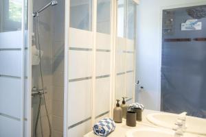 un baño con lavabo y ducha en Vacances Pays Basque, en Bidart