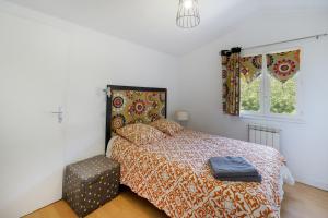 un dormitorio con una cama y una ventana en Vacances Pays Basque, en Bidart