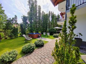 A garden outside Hévíz Apartman Hévíz