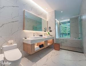 Ένα μπάνιο στο Izumi Boutique Hotel