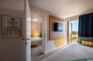 Postel nebo postele na pokoji v ubytování Sunny Makarska by Valamar
