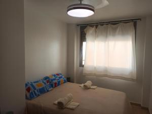 una camera da letto con un letto con due asciugamani sopra di Apartamento en centro de Archena a Murcia Altre 31 foto