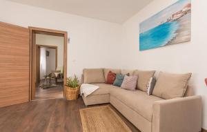 un soggiorno con un divano in una stanza di Nice Apartment In Biograd Na Moru a Biograd na Moru