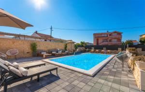 Piscina de la sau aproape de Cozy Apartment In Biograd Na Moru +14 fotografii