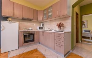 O bucătărie sau chicinetă la Cozy Apartment In Biograd Na Moru