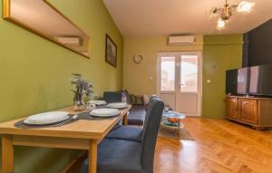 Un televizor și/sau centru de divertisment la Cozy Apartment In Biograd Na Moru