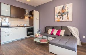 un soggiorno con divano e cucina di Amazing Apartment In Biograd Na Moru a Biograd na Moru