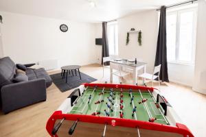 salon ze stołem bilardowym w środku w obiekcie LD-Location Hôtel w mieście Montluçon