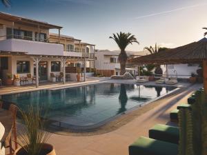 Bazén v ubytovaní NUMO Mykonos Boutique Resort alebo v jeho blízkosti