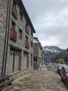 エスカリリャにあるLa Casa de la Montañaの路上駐車車石造りの建物