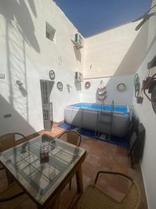 ein Raum mit einem Swimmingpool, einem Tisch und einer Wanne in der Unterkunft Alojamiento en Magina la casilla de Eustaquia in Bedmar